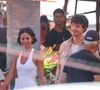 Shawn Mendes e Bruna Marquezine compraram temperos, folhas e frutas no local