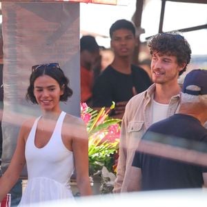 Shawn Mendes e Bruna Marquezine compraram temperos, folhas e frutas no local