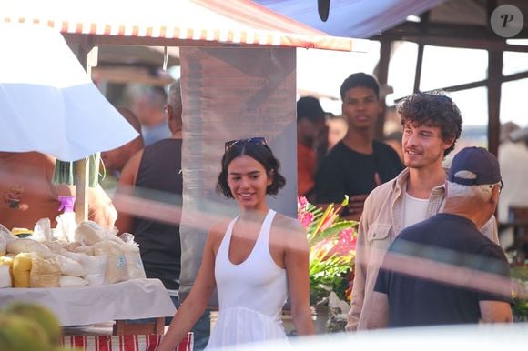 Shawn Mendes e Bruna Marquezine compraram temperos, folhas e frutas no local