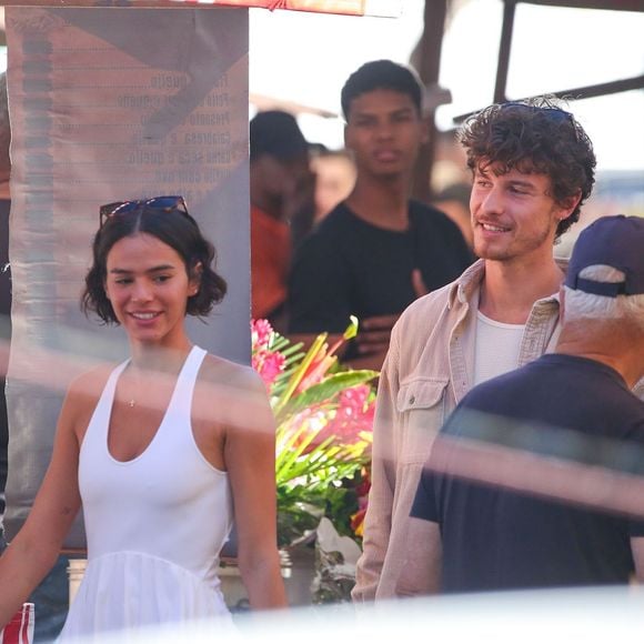 Shawn Mendes e Bruna Marquezine compraram temperos, folhas e frutas no local