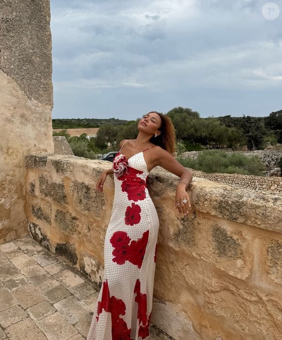 Estamos em outubro, em plena primavera, mas basta olhar o calendário para perceber que o verão já está batendo à porta. E, com ele, chegam as festas de final de ano, as produções com vestidos leves e aquela vontade de encontrar calçados que combinem conforto e estilo sem complicar o visual