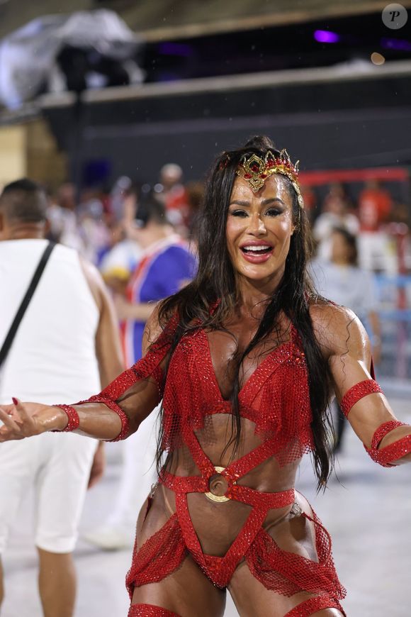 Gracyanne Barbosa brilhou como rainha de bateria da União da Ilha do Governador na Série Ouro