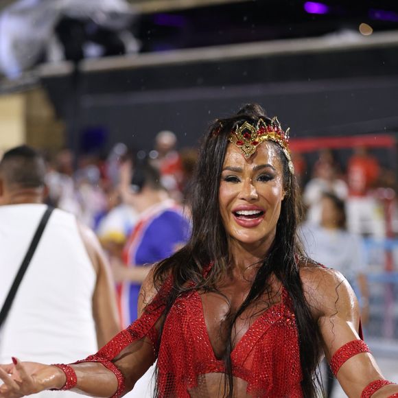 Gracyanne Barbosa brilhou como rainha de bateria da União da Ilha do Governador na Série Ouro