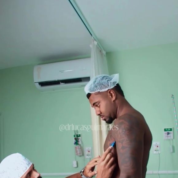 Davi Brito escolheu o doutor Lucas Guimarães, que se apresenta como expert em lipo HD, para fazer a operação