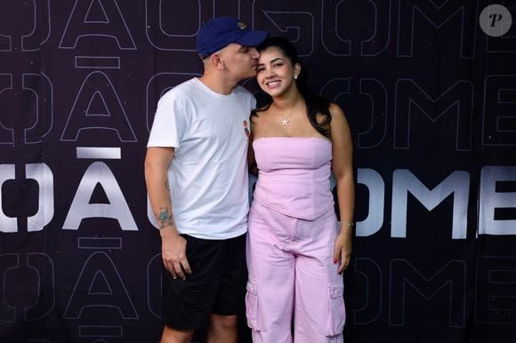 João Gomes fez carinho na mulher, Ary Mirelle antes de subir ao palco para gravar DVD nos Arcos da Lapa, no Rio de Janeiro