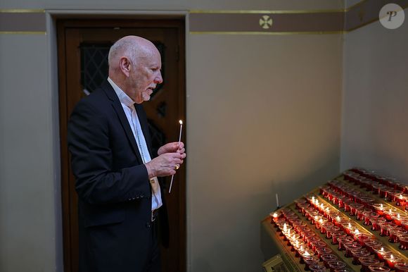 Glasgow, Escócia: o bispo William Nolan, arcebispo de Glasgow, acende uma vela antes da missa na Catedral Metropolitana de Santo André
