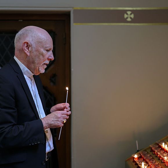 Glasgow, Escócia: o bispo William Nolan, arcebispo de Glasgow, acende uma vela antes da missa na Catedral Metropolitana de Santo André