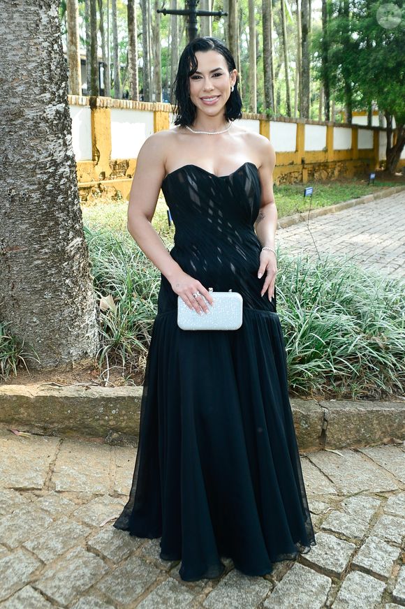 Ex-BBB Larissa Tomásia escolheu vestido rodado sem alças