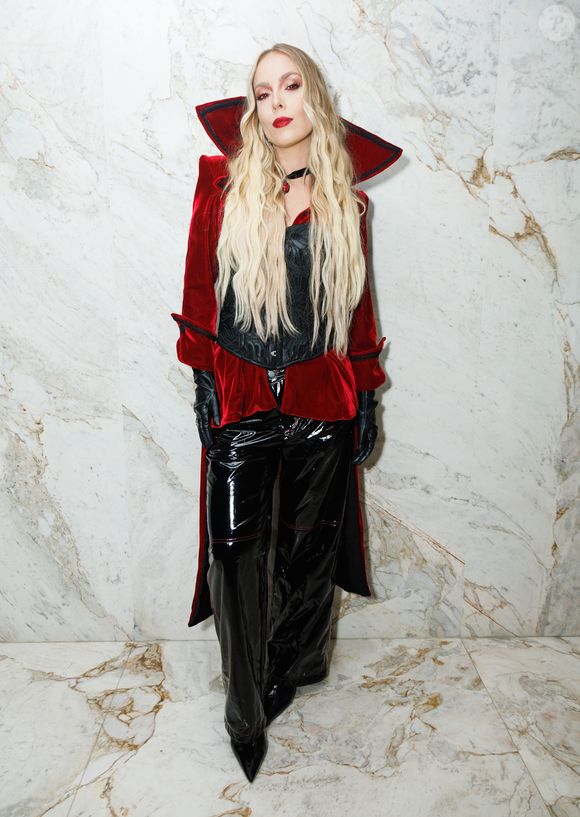 Solteira, Tata Estaniecki se fantasiou de vampira