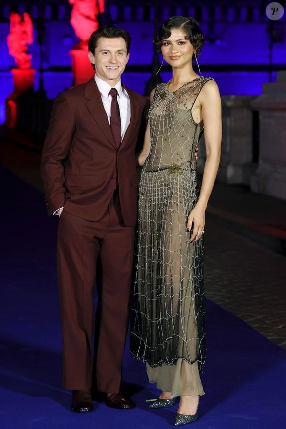 Segundo o portal Meduza, a distribuidora B&H Film Distribution ainda não se pronunciou oficialmente sobre a retirada do trecho com a música de Monetochka. Já ao lado de Tom Holland, Zendaya chamou atenção na divulgação de "Homem-Aranha: Um Novo Dia" ao surgir com um vestido da Giorgio Armani inspirado na teia do herói