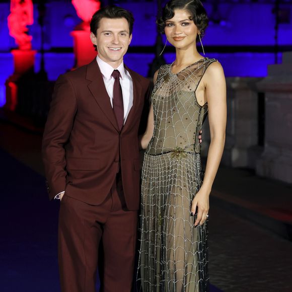 Segundo o portal Meduza, a distribuidora B&H Film Distribution ainda não se pronunciou oficialmente sobre a retirada do trecho com a música de Monetochka. Já ao lado de Tom Holland, Zendaya chamou atenção na divulgação de "Homem-Aranha: Um Novo Dia" ao surgir com um vestido da Giorgio Armani inspirado na teia do herói
