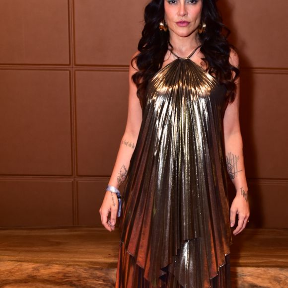 Cleo Pires, de 42 anos, tem o cabelo longo castanho escuro como um de seus marcos de estilo