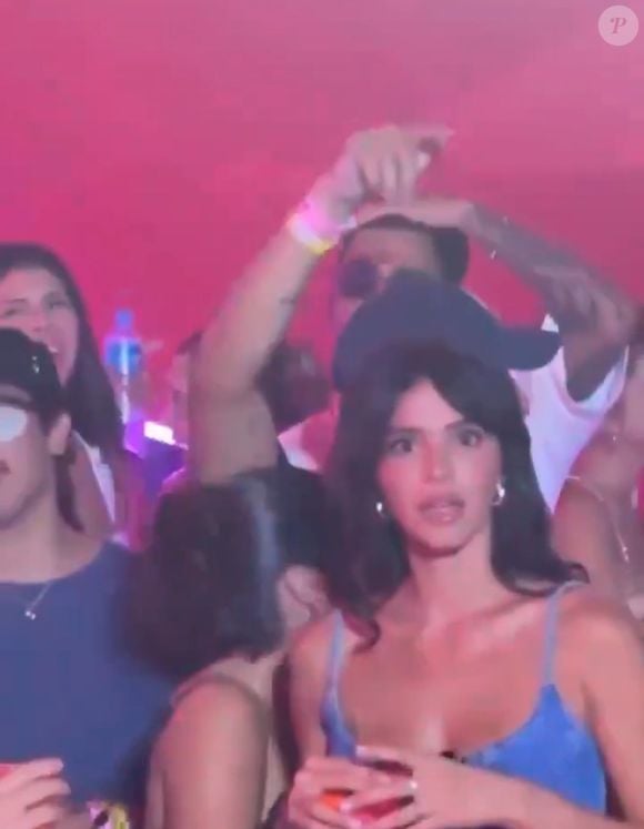 Bruna Marquezine fez uma espécie de cara de 'chocada' enquanto analisava a letra da música e curtia o show.