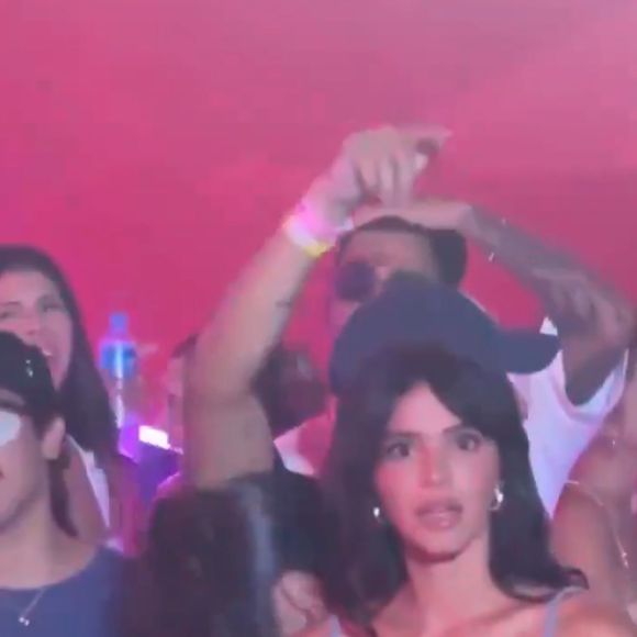 Bruna Marquezine fez uma espécie de cara de 'chocada' enquanto analisava a letra da música e curtia o show.