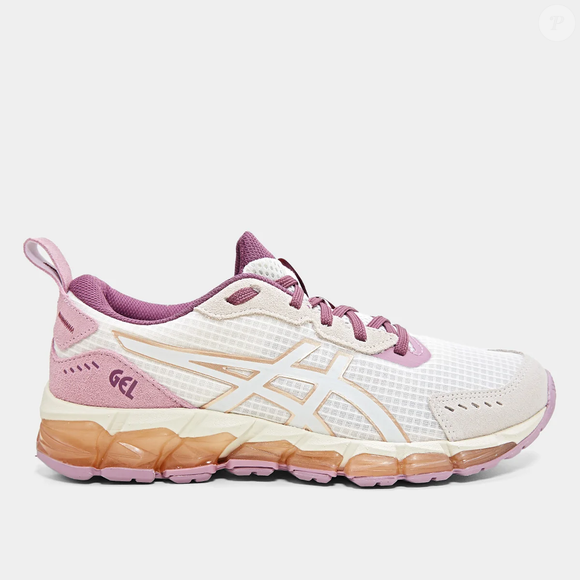Com detalhes em branco, bege e rosa chá, o Tênis Asics Gel-Quantum 360 Ctw Feminino chama atenção por uma combinação de cores que lembra uma 'vitamina de banana com morango'