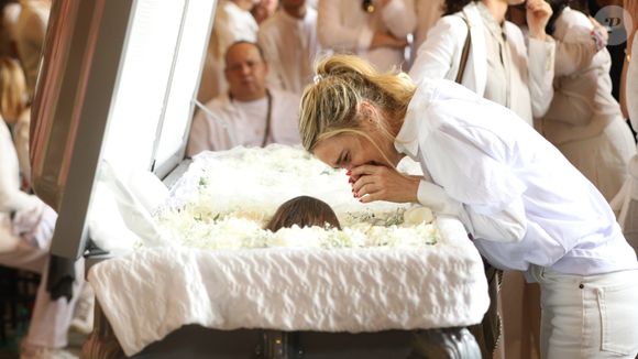 Carolina Dieckmmann chorou muito diante do corpo de Preta Gil no velório da cantora em 25 de julho de 2025