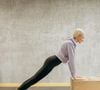 O pilates atua no corpo de forma global, enquanto o treino de força foca diretamente na firmeza dos braços