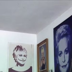 Em um dos cômodos, Ana Maria Braga tem um acervo de presentes e obras feitas por fãs
