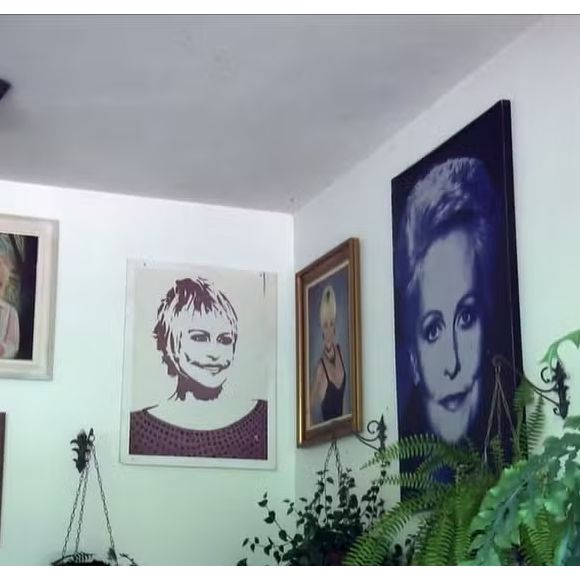 Em um dos cômodos, Ana Maria Braga tem um acervo de presentes e obras feitas por fãs