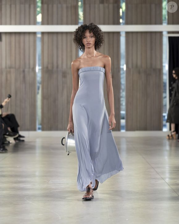 Designer Adrian Appiolaza revisita símbolos dos anos 1990 e traz humor e provocação em coleção ousada