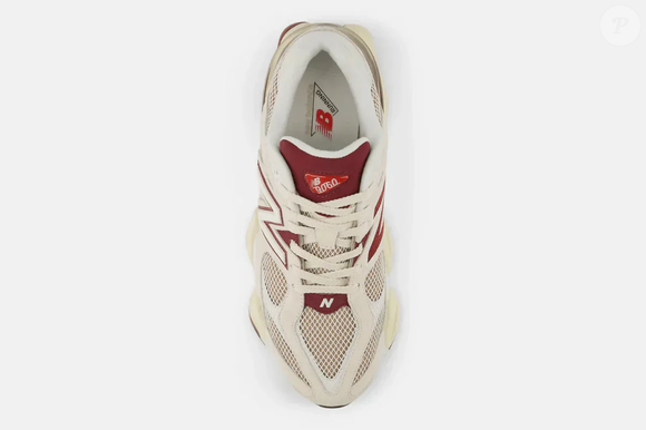 Disponível por R$ 1.299,99 no site oficial da New Balance até o fechamento desta matéria, o New Balance 9060 "Linen Burgundy" vem atraindo consumidores que procuram conforto, estilo e versatilidade em um único tênis