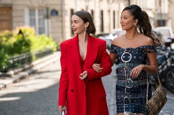 O novo cabelo e os looks de Emily em Paris não são só moda. Eles ajudam a explicar a maturidade da personagem e a virada da 5ª temporada