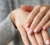 Nessa nova moda, as unhas aparecem desnudas, porém com um trabalho impecável de manicure e pedicure