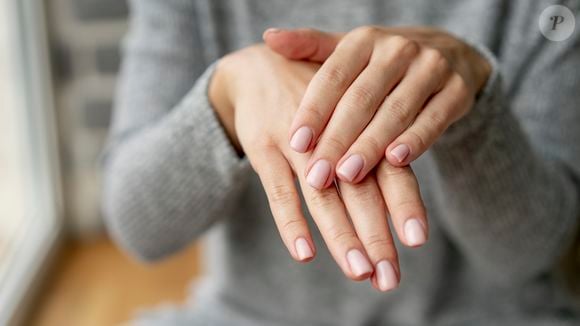 Nessa nova moda, as unhas aparecem desnudas, porém com um trabalho impecável de manicure e pedicure
