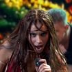 'Que babado!': Anitta tira a roupa e bailarino simula sexo oral na cantora em performance que agitou a web. Veja o vídeo!