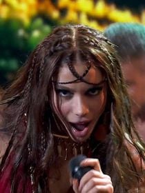 'Que babado!': Anitta tira a roupa e bailarino simula sexo oral na cantora em performance que agitou a web. Veja o vídeo!