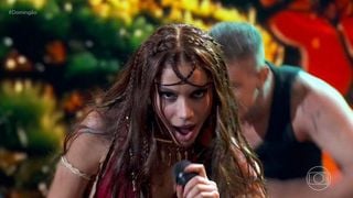 'Que babado!': Anitta tira a roupa e bailarino simula sexo oral na cantora em performance que agitou a web. Veja o vídeo!