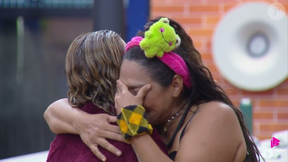 A mãe de Lexa, Darlin Ferrattry, reagiu com emoção à desistência de Jonatas Faro em A Fazenda 18. No X, usuários questionaram a reação da participante