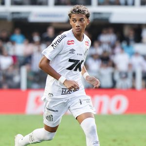 Uma fonte do ge contou ter visto Neymar dar um tapa em Robinho Jr. A confirmação, no entanto, não veio através do clube e nem dos empresários de ambos os jogadores