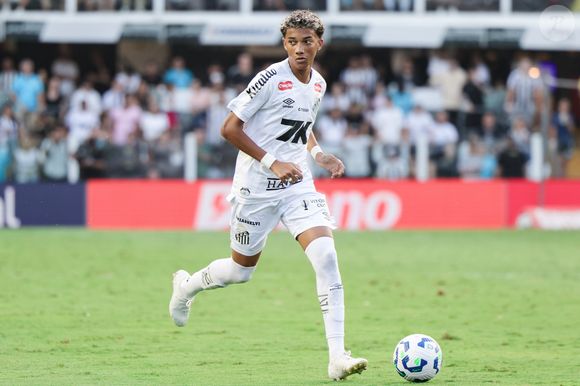 Uma fonte do ge contou ter visto Neymar dar um tapa em Robinho Jr. A confirmação, no entanto, não veio através do clube e nem dos empresários de ambos os jogadores