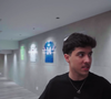 Vini Jr. tem uma coleção de camisetas e raridades logo no início da mansão