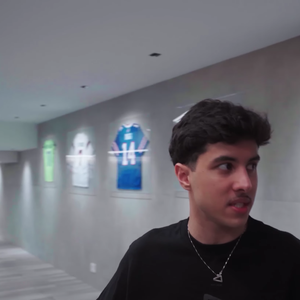 Vini Jr. tem uma coleção de camisetas e raridades logo no início da mansão