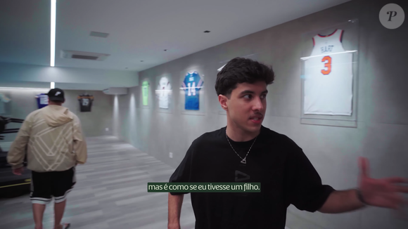Vini Jr. tem uma coleção de camisetas e raridades logo no início da mansão