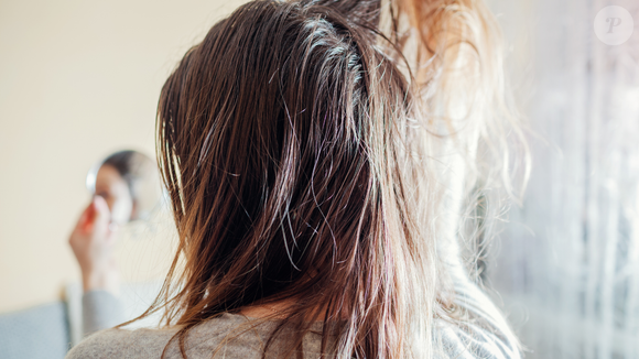 Segundo o especialista, a ideia de que a tinta 'pega' melhor quando o cabelo está sujo é uma crença bastante difundida, mas não passa de mais um mito sobre os cabelos