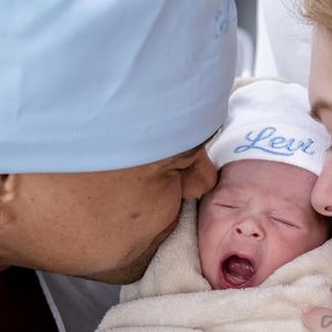 Nasceu! Lore Improta e Léo Santana apresentaram pela primeira vez o pequeno Levi, segundo filho do casal, que veio ao mundo nesta terça-feira (26), em Salvador, com 3 kg e 50 cm. O detalhe que emocionou os fãs? O bebê nasceu no mesmo dia 26 em que a irmã, Liz, também nasceu anos antes