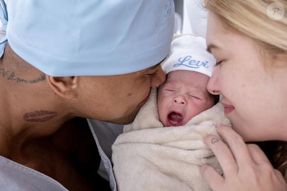 Nasceu! Lore Improta e Léo Santana apresentaram pela primeira vez o pequeno Levi, segundo filho do casal, que veio ao mundo nesta terça-feira (26), em Salvador, com 3 kg e 50 cm. O detalhe que emocionou os fãs? O bebê nasceu no mesmo dia 26 em que a irmã, Liz, também nasceu anos antes