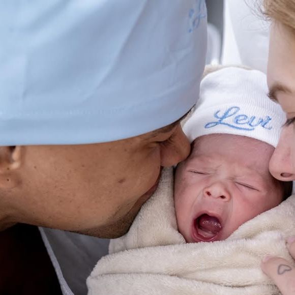Nasceu! Lore Improta e Léo Santana apresentaram pela primeira vez o pequeno Levi, segundo filho do casal, que veio ao mundo nesta terça-feira (26), em Salvador, com 3 kg e 50 cm. O detalhe que emocionou os fãs? O bebê nasceu no mesmo dia 26 em que a irmã, Liz, também nasceu anos antes