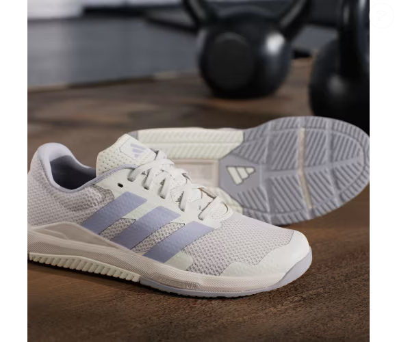 O 'cinza coala' é o detalhe visual que chama a atenção no Dropset Base, da Adidas. Inspirada na tonalidade da pelagem do animal, a cor acompanha a proposta minimalista do tênis, que foi desenvolvido para treinamento de força e conta com solado de padrão multidirecional, antepé largo e cabedal em mesh respirável reforçado com sobreposições em 3D