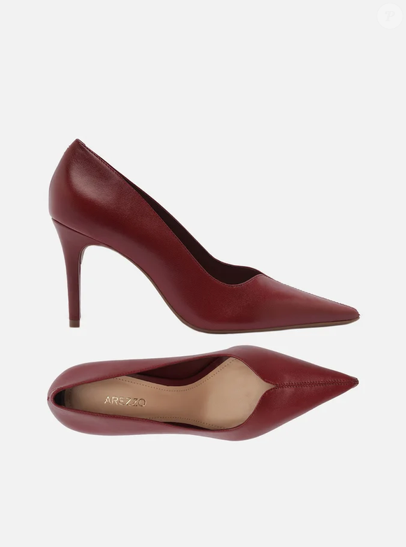 Estes stilettos vermelhos da marca Arezzo surgem como aposta certeira. Feitos em couro, está com o preço R$ 379,90 no site da própria marca