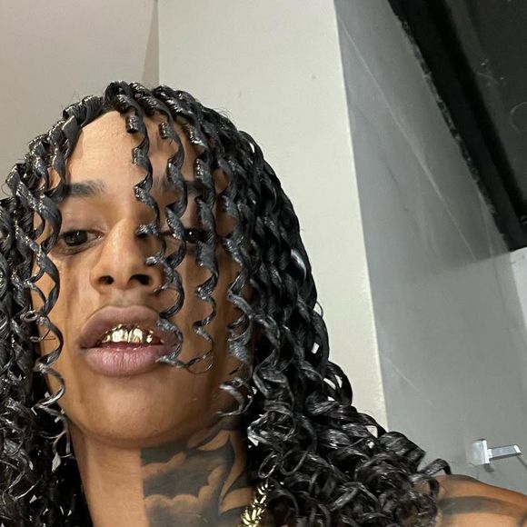 Oruam, cujo nome verdadeiro é Mauro Davi dos Santos Nepomuceno, ganhou projeção no cenário do trap nacional e atualmente conta com mais de 13 milhões de ouvintes mensais no Spotify.