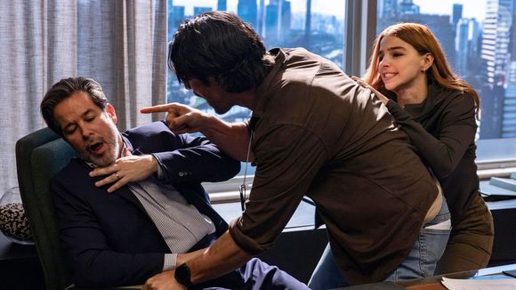 Paulinho (Romulo Estrela) tira satisfação com Ferette (Murilo Benício) sobre a morte de seu pai