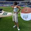 Look de Copa! De regata branca com Brasil em strass, jorts off-white e Adidas no pé, Anitta comandará abertura; saiba o preço do tênis que não é Gazelle nem Samba