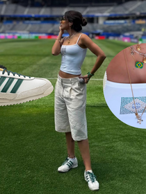 Look de Copa! De regata branca com Brasil em strass, jorts off-white e Adidas no pé, Anitta comandará abertura; saiba o preço do tênis que não é Gazelle nem Samba