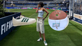 Look de Copa! De regata branca com Brasil em strass, jorts off-white e Adidas no pé, Anitta comandará abertura; saiba o preço do tênis que não é Gazelle nem Samba