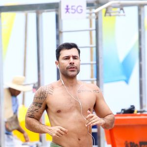 "Eu já diminuí minha harmonização. Agora sou um harmonizado consciente. Eu não tenho a menor questão com procedimento estético. Eu acho incrível e faço tudo", disse Rodrigo Sant'Anna