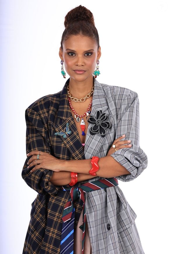 A atriz Aline Dias interpreta Jussara em 'Icônica: De Faxineira à Fashionista', protagonista que troca a rotina como faxineira por uma ascensão meteórica no competitivo universo da moda